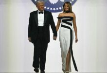 Melania Trump: Το εντυπωσιακό black & white φόρεμα στην δεξίωση μετά την ορκωμοσία