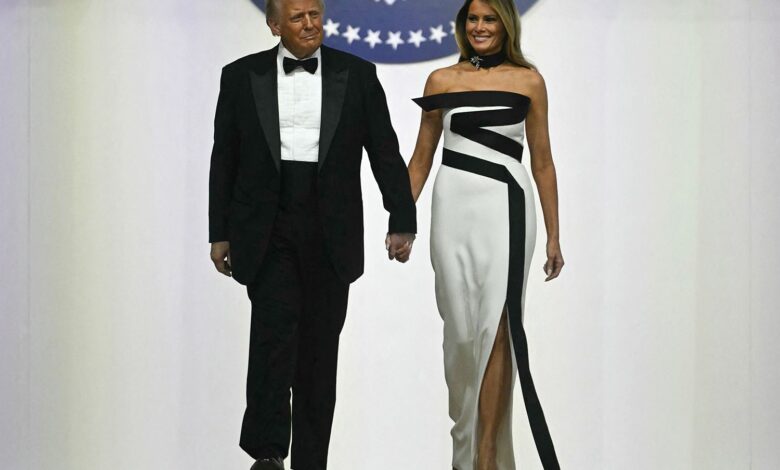 Melania Trump: Το εντυπωσιακό black & white φόρεμα στην δεξίωση μετά την ορκωμοσία