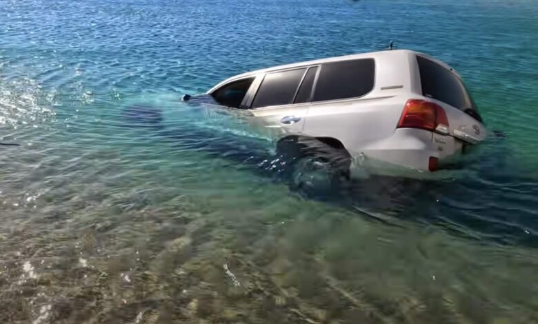 Κατάρ, αντί για σταυρό, έριξαν στο νερό ένα Land Cruiser [video]