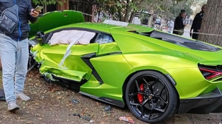 Μηχανικός διαλύει μια Lamborghini Revuelto πριν την παραδώσει στον ιδιοκτήτη