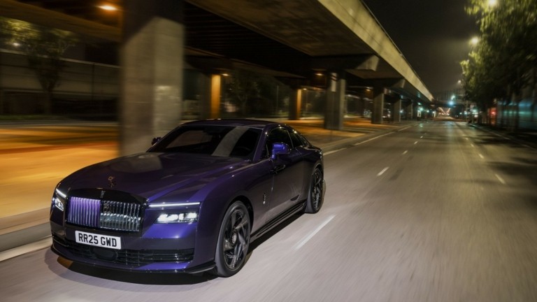 Η Black Badge Spectre είναι η πιο δυνατή Rolls Royce (+video)