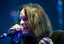 «Ο Ozzy Osbourne δεν μπορεί να περπατήσει πια, αλλά η φωνή του είναι καλύτερη από ποτέ», λέει η γυναίκα του Sharon