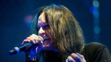 «Ο Ozzy Osbourne δεν μπορεί να περπατήσει πια, αλλά η φωνή του είναι καλύτερη από ποτέ», λέει η γυναίκα του Sharon