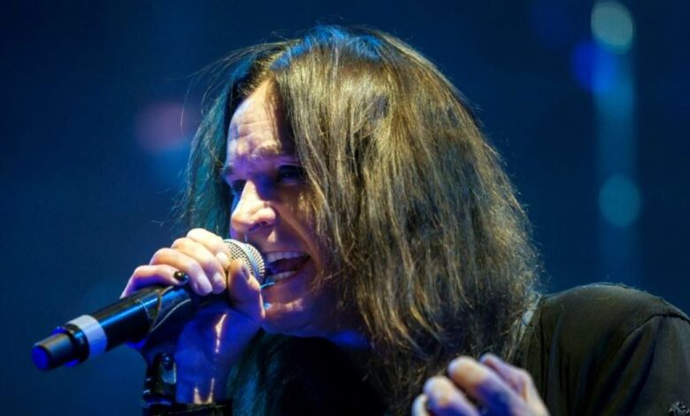 «Ο Ozzy Osbourne δεν μπορεί να περπατήσει πια, αλλά η φωνή του είναι καλύτερη από ποτέ», λέει η γυναίκα του Sharon