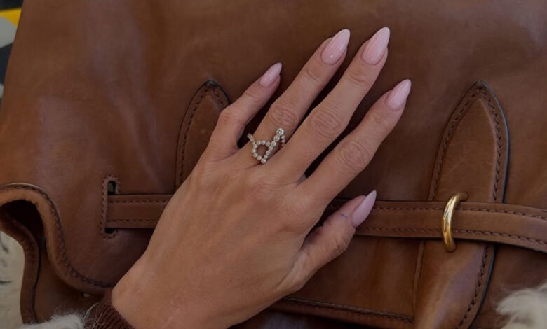 Strawberry milk nails: Το μανικιούρ της άνοιξης που υιοθετούν από τώρα τα it girls