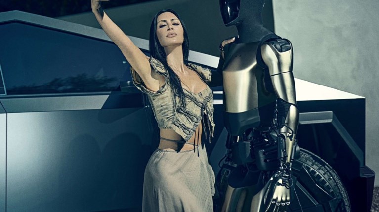 Η Kim Kardashian προκαλεί ξανά με Tesla Cybertruck και ρομπότ Optimus |