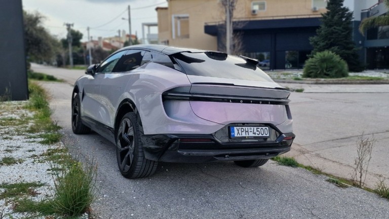 Το εντυπωσιακό χρώμα της Lotus Eletre…