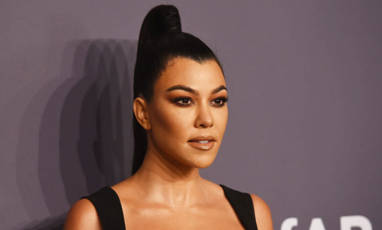 Kourtney Kardashian: Με ροζ απόχρωση στα νύχια όπως η αδελφή της, Kylie Jenner