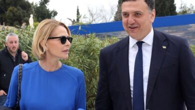 Η εντυπωσιακή εμφάνιση της Τζένης Μπαλατσινού στο πλευρό του Βασίλη Κικίλια… |