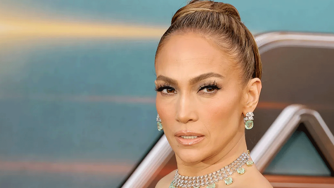 Jennifer Lopez: Με Broadway glam μακιγιάζ σε θεατρική πρεμιέρα