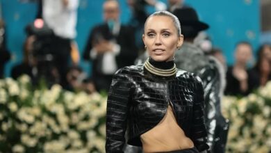 Η Miley Cyrus αλλάζει όνομα και περνά σε μία νέα καλλιτεχνική φάση | Η Miley Cyrus αλλάζει όνομα και περνά σε μία νέα καλλιτεχνική φάση |