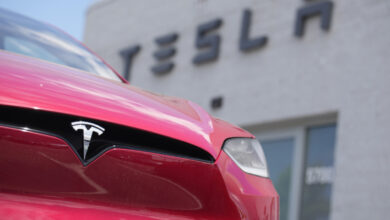 Ίλον Μασκ: Το πρώτο Tesla έφτασε μόνο του από το εργοστάσιο στο σπίτι του πελάτη