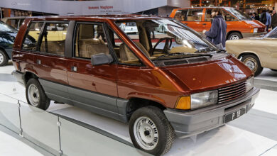 Renault Espace: Το αυτοκίνητο του Αντώνη Τρίτση σε πάρκινγκ του δήμου Αθηναίων