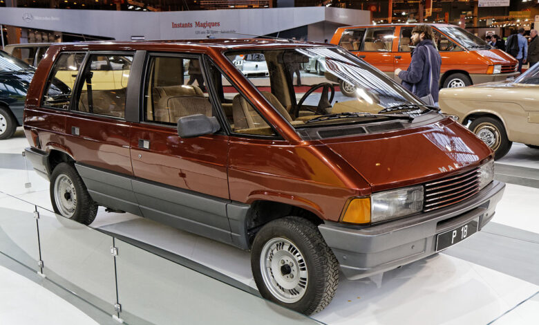 Renault Espace: Το αυτοκίνητο του Αντώνη Τρίτση σε πάρκινγκ του δήμου Αθηναίων