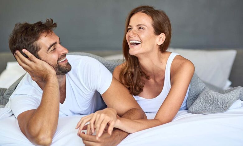 Σχέσεις; 5 λόγοι που προτιμούν οι άνθρωποι το χιούμορ από το σεξ