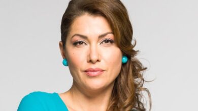 Η Κλέλια Ρένεση ποζάρει αγκαλιά με την κόρη της στην πιο γλυκιά καλοκαιρινή… |