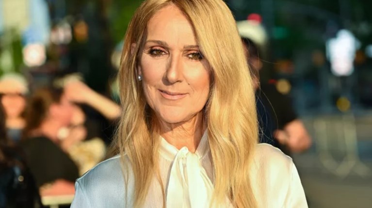 Celine Dion | Αναβίωσε τα 90s στο Παρίσι με το εμβληματικό Chanel φόρεμα… |