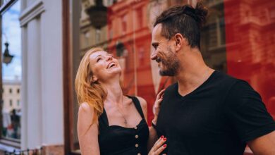 Ψηλοί ή κοντοί; Πώς το ύψος επηρεάζει σχέσεις και εισόδημα
