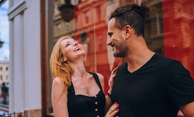Ψηλοί ή κοντοί; Πώς το ύψος επηρεάζει σχέσεις και εισόδημα