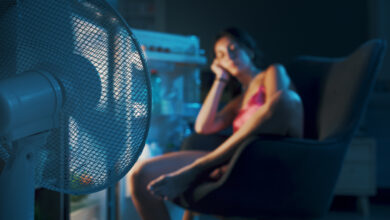Ζέστη: Γιατί το καλοκαίρι ξυπνάμε μέσα στη νύχτα