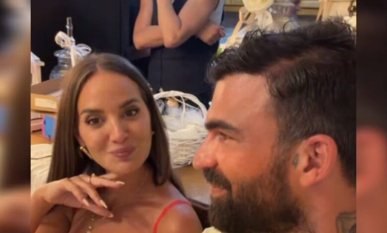Δημήτρης Αλεξάνδρου και Ρία Ελληνίδου σε παραδοσιακό «στρώσιμο του κρεβατιού» πριν από τον γάμο φίλων