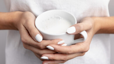 Coconut Milk Nails: Η μίνιμαλ τάση στα νύχια που απογειώνει το μαύρισμα