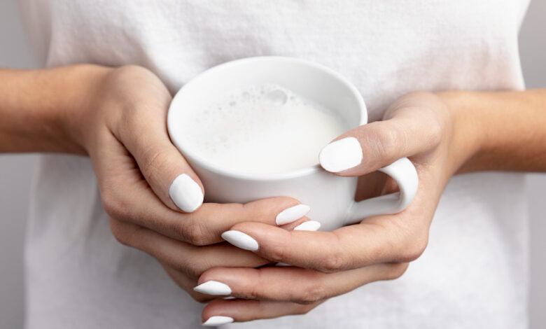 Coconut Milk Nails: Η μίνιμαλ τάση στα νύχια που απογειώνει το μαύρισμα Coconut Milk Nails: Η μίνιμαλ τάση στα νύχια που απογειώνει το μαύρισμα