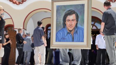 Τζων Τίκης: Το τελευταίο αντίο στον τραγουδιστή – Ποιοι βρέθηκαν στην κηδεία του