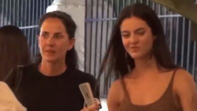 Με την κόρη της, Δανάη Λιβιεράτου στα σοκάκια της Μυκόνου