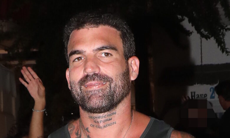 Ο Δημήτρης Αλεξάνδρου στη Μύκονο χωρίς την Ρία Ελληνίδου