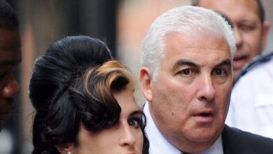 Έιμι Γιουάινχάουζ: Ο πατέρας της θα πληρώσει 1,1 εκατομμύριο λίρες σε δυο φίλες της