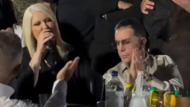 Η Χαρά Βέρρα τραγούδησε στο τραπέζι του Γιώργου Μαζωνάκη στο πανηγύρι στα Καμένα Βούρλα