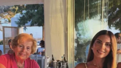 Σταματίνα Τσιμτσιλή: Τα τρυφερά στιγμιότυπα με τη μητέρα και τον γιο της στο ηλιοβασίλεμα της Πάρου