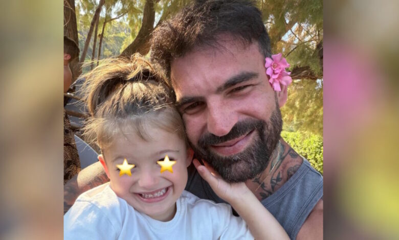 Δημήτρης Αλεξάνδρου: Το βίντεο με τον γιο του Πάρη να τραγουδά και να παίζει κιθάρα Δημήτρης Αλεξάνδρου: Το βίντεο με τον γιο του Πάρη να τραγουδά και να παίζει κιθάρα