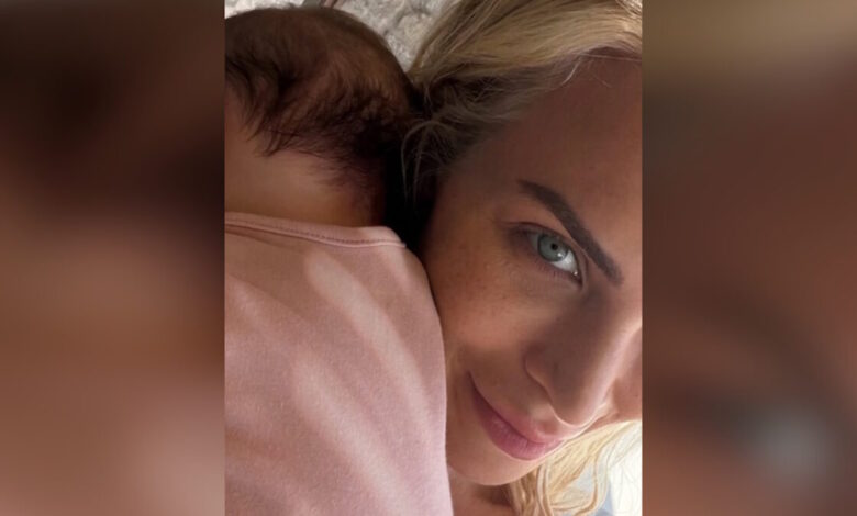 Η Κατερίνα Καινούργιου δημοσίευσε νέα selfie με την κόρη της από τις διακοπές της στην Πάρο