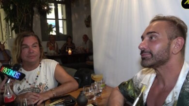 Νίκος Κοκλώνης: Παρέα με τον Τρύφωνα Σαμαρά στα σοκάκια της Μυκόνου