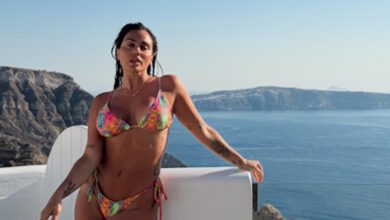 Οι πόζες με πολύχρωμο μπικίνι και με μπουρνούζι μπροστά σε καθρέφτη ξενοδοχείου