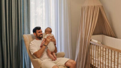 Ο Νίκος Πολυδερόπουλος αγκαλιά με τον 5,5 μηνών γιο του στο παιδικό δωμάτιο