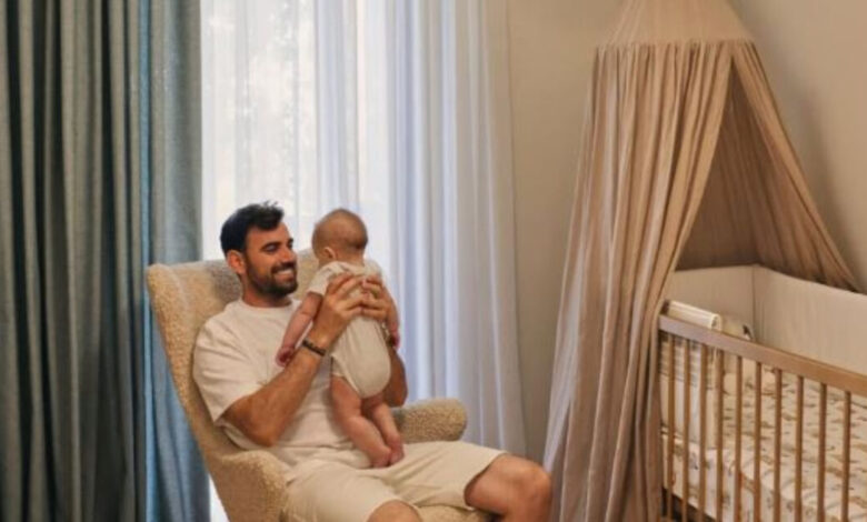 Ο Νίκος Πολυδερόπουλος αγκαλιά με τον 5,5 μηνών γιο του στο παιδικό δωμάτιο