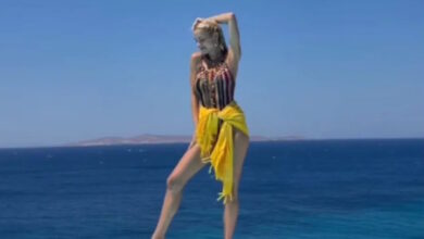 Ο χορός της στην άκρη πισίνας με φόντο το απέραντο γαλάζιο της θάλασσας
