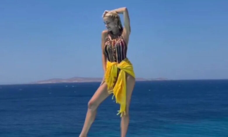 Ο χορός της στην άκρη πισίνας με φόντο το απέραντο γαλάζιο της θάλασσας