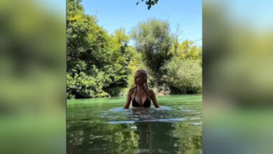 H Ντορέττα Παπαδημητρίου καταπολεμά τον καύσωνα με δροσερές βουτιές σε ποτάμι