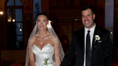 Ο πρώτος χορός της Δώρας Παντέλη και του Τζον Μεραμβελιωτάκη και το εντυπωσιακό λευκό φόρεμα της δημοσιογράφου