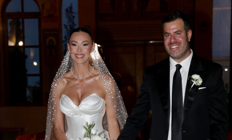Ο πρώτος χορός του ζευγαριού και το εντυπωσιακό λευκό φόρεμα της δημοσιογράφου