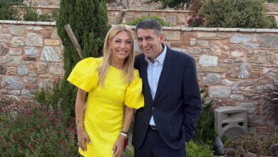 Η Τίνα Μεσσαροπούλου με τον Γιώργο Μυλωνάκη σε γάμο στα Σπάτα