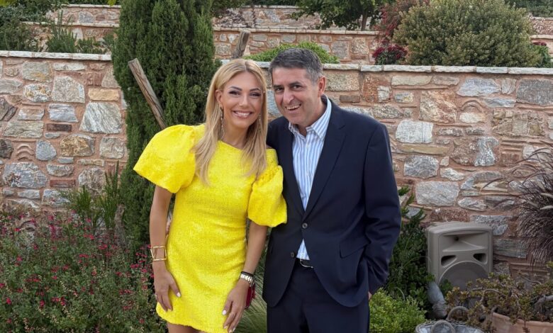 Η Τίνα Μεσσαροπούλου με τον Γιώργο Μυλωνάκη σε γάμο στα Σπάτα