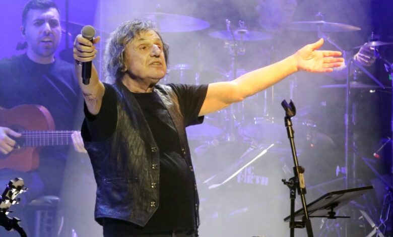 Βασίλης Παπακωνσταντίνου: Ζήτησε να σβήσουν τα καπνογόνα σε συναυλία του στην Κρήτη