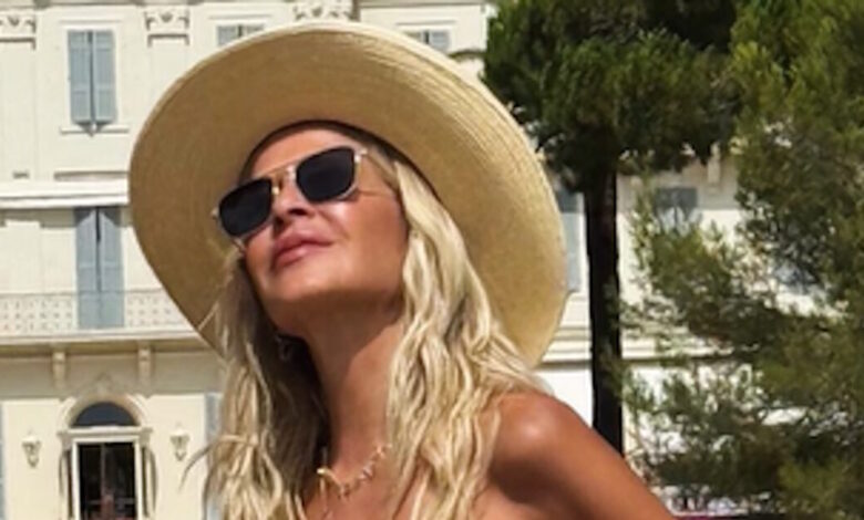 Ανανεωμένη και λαμπερή σε εικόνα με φόντο θρυλικό ξενοδοχείο