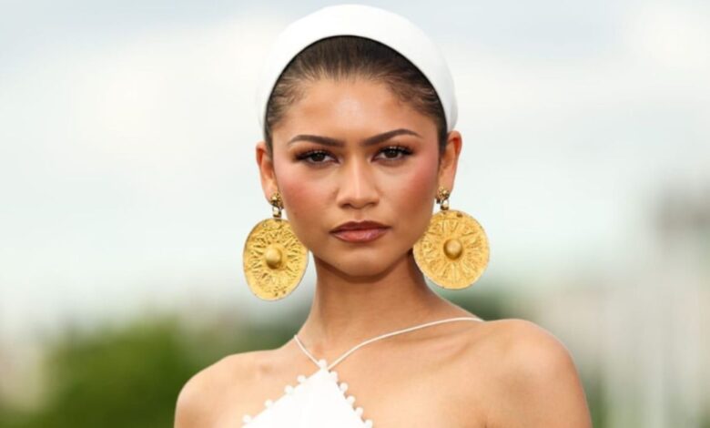 Zendaya: Η εμφάνιση με σκουλαρίκια χιλιάδων ετών στην πρεμιέρα της «Οδύσσειας» που προκάλεσε αντιδράσεις Zendaya: Η εμφάνιση με σκουλαρίκια χιλιάδων ετών στην πρεμιέρα της «Οδύσσειας» που προκάλεσε αντιδράσεις