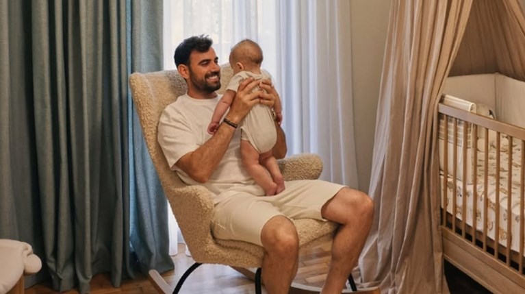 Ο Νίκος Πολυδερόπουλος στο πιο γλυκό βίντεο με τον γιο του: “Η αγκαλιά που… |